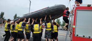 帶上沖鋒舟，大家一起風(fēng)雨同舟！